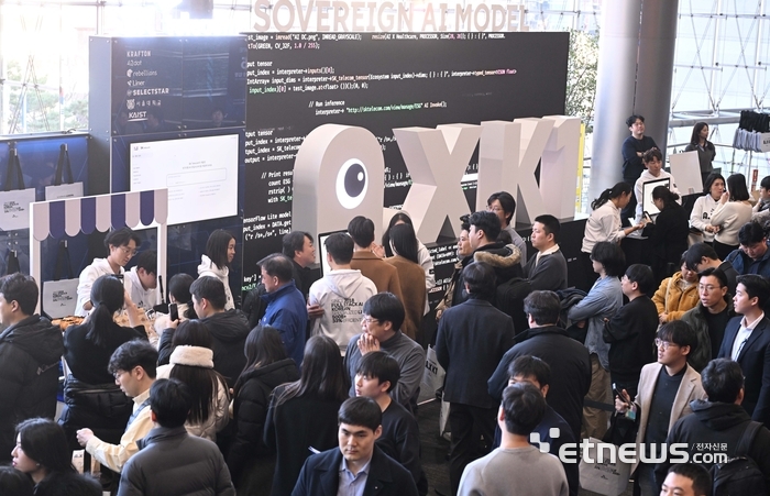 독자 AI 파운데이션 모델 프로젝트 1차 발표회에 전시된 SK텔레콤 부스