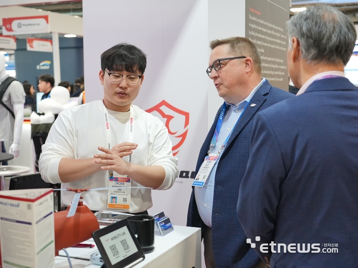 CES 2026 경북대 전시관에서 관람객들이 전시품을 둘러보고 있다.