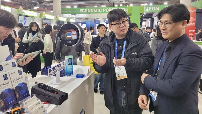 임문택 대덕연구개발특구본부장(오른쪽)이 CES 2026 혁신상을 수상한 린솔 전시부스를 찾아 이효근 대표로부터 설명을 듣고 있다. (특구재단 제공)