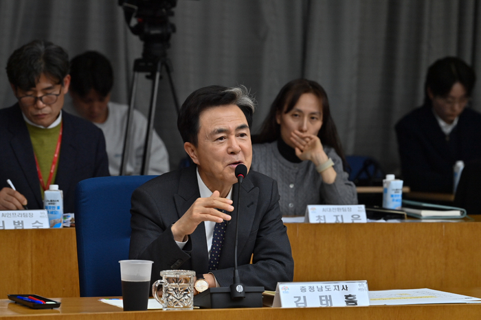 김태흠 충남 지사가 도내 AI 전담 팀을 뒤에 둔 가운데 '2026년 제1차 경제상황 현장 점검회의'에서 충남 제조업의 AX를 강조하고 있다.