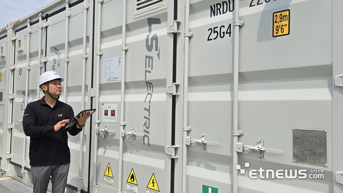 LS일렉트릭 관계자가 일본 홋카이도에 설치돤 계통연계 ESS를 점검하고 있는 모습. LS일렉트릭 제공