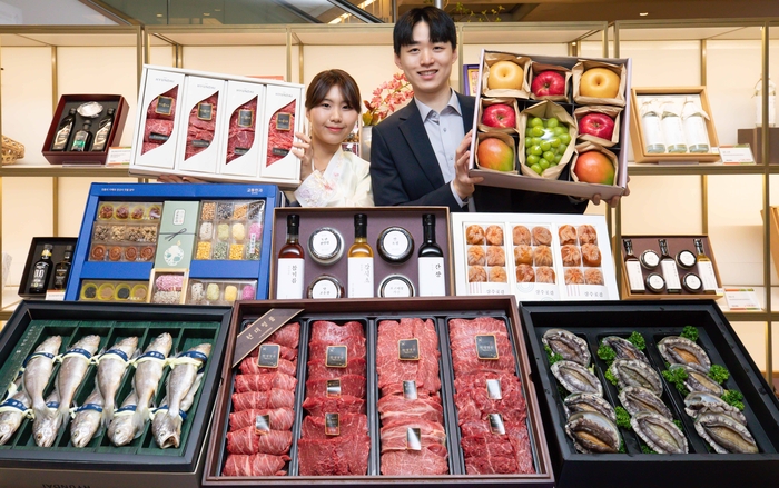 모델들이 현대백화점 설 선물 세트를 홍보하고 있다.