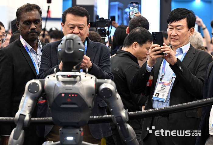 존 림 삼성바이오로직스 대표가 세계 최대 가전·정보기술(IT) 전시회 'CES 2026'이 개막 이틀째인 7일(현지시간) 미국 네바다주 라스베이거스 컨벤션센터 노스홀에 마련된 엔진에이아이로보틱스 부스에서 휴머노이드 로봇 'T800'을 살펴보고 있다.  라스베이거스=이동근기자 foto@etnews.com