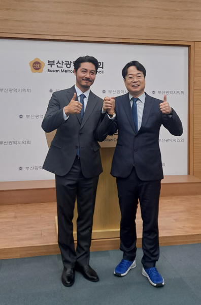 △이재성 더불어민주당 전 부산시당 위원장이 7일 부산시장 출마예정자로 공약을 공개한 후 후원회장을 맡은 이관훈 배우와 기념촬영 하고 있는 모습.