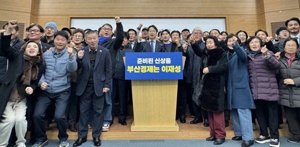 △이재성 더불어민주당 전 부산시당위원장과 지지자들이 7일 부산시의회 브리핑룸에서 열린 이재성 부산시장 출마예정 기자회견을 마친 후 기념 촬영 하고 있는 모습.