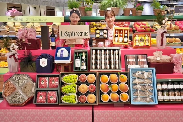 모델들이 롯데백화점 설 선물 세트를 홍보하고 있다.