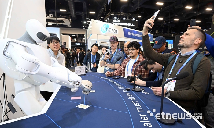 세계 최대 가전·정보기술(IT) 전시회 'CES 2026'이 개막 이틀째인 7일(현지시간) 미국 네바다주 라스베이거스 컨벤션센터 노스홀에 마련된 샤르파 부스에서 휴머노이드로봇이 블랙잭 게임딜러 역할을 하고 있다.  라스베이거스=이동근기자 foto@etnews.com