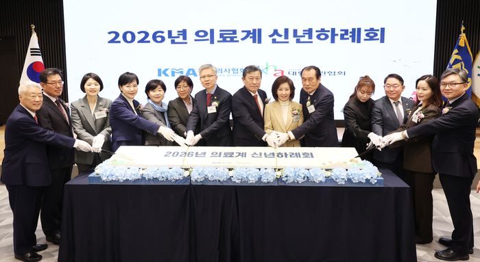 8일 서울 용산구 대한의사협회에서 열린 2026년 의료계 신년하례회에서 정은경 보건복지부 장관(왼쪽에서 여섯번째)과 김택우 대한의사협회 회장, 이성규 대한병원협회장, 더불어민주당 서영교 의원, 국민의힘 나경원 의원 등 참석자들이 떡 케이크를 자르고 있다. 연합뉴스.
