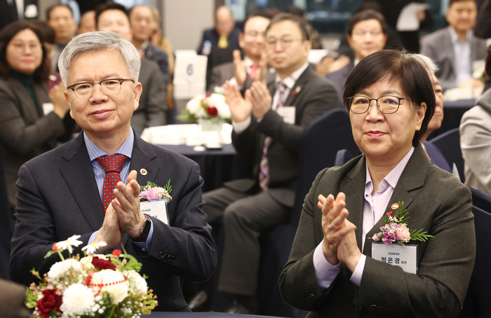 정은경 보건복지부 장관(오른쪽)과 김택우 대한의사협회 회장이 8일 서울 용산구 대한의사협회에서 열린 2026년 의료계 신년하례회에서 박수치고 있다. 연합뉴스.