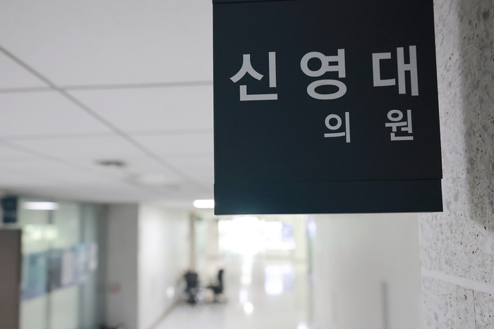 제22대 총선 출마를 위한 당내 경선 과정에서 여론조사를 왜곡한 혐의를 받는 더불어민주당 신영대 의원(전북 군산시·김제시·부안군갑) 선거사무소의 전직 사무장에게 징역형 집행유예가 확정됐다. 선거사무장의 선거 범죄로 징역형이 확정되면 해당 국회의원의 당선을 무효로 한다는 공직선거법에 따라 신 의원은 의원직을 잃게 됐다.     사진은 이날 국회의원회관 내 신영대 의원실. 연합뉴스