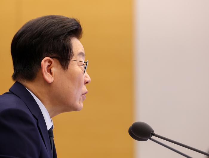 이재명 대통령, 청와대 복귀 후 첫 수석보좌관회의      (서울=연합뉴스) 김도훈 기자 = 이재명 대통령이 8일 청와대에서 열린 수석보좌관회의에서 발언하고 있다. 2026.1.8     superdoo82@yna.co.kr (끝)