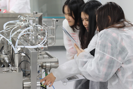 정제 공정 실습 현장.