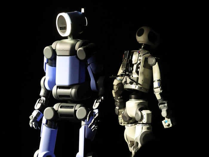 현대차그룹 차세대 전동식 아틀라스 시제품(왼쪽)과 아틀라스 개발형 모델