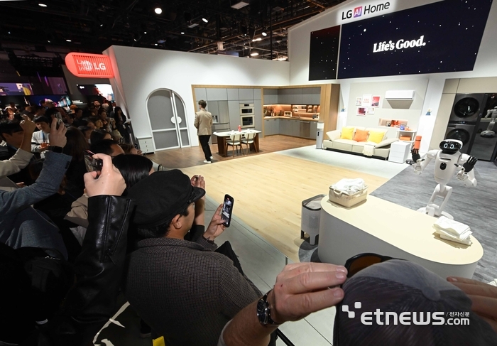 세계 최대 가전·정보기술(IT) 전시회 'CES 2026'이 개막한 6일 미국 네바다주 라스베이거스 LVCC 센트럴홀에 마련된 LG전자 부스에서 참관객이 인공지능(AI) 홈로봇 클로이드를 살펴보고 있다. 라스베이거스=이동근기자 foto@etnews.com