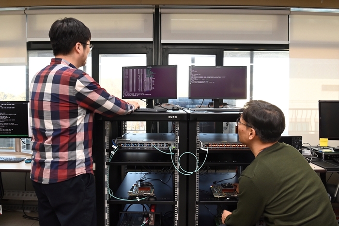 옴니익스텐드(OmniXtend) 기반 메모리 풀(Pool) 환경에서 AI 학습 성능을 분석하는 모습 / 한국전자통신연구원(ETRI)