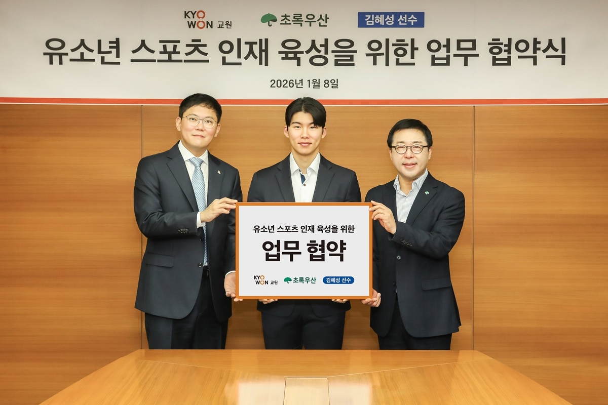 (왼쪽부터) 장동하 교원그룹 사장, 김혜성 선수, 여승수 초록우산 사무총장.