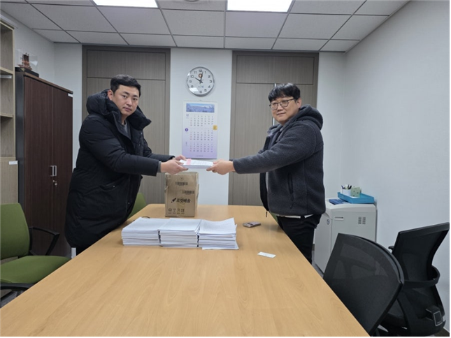 지난 8일 더불어민주당 이용우 의원실에서 오장원 CPA 대외협력위원장(왼쪽)이 이용우 의원실 관계자에게 탄원서를 전달하고 있다. 〈사진=CPA 제공〉
