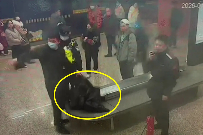 지난 5일 중국에서 발생한 보조배터리 폭발 사고. 남성이 불이 붙었던 재킷을 들고 있다. 사진=Viral Press 캡처