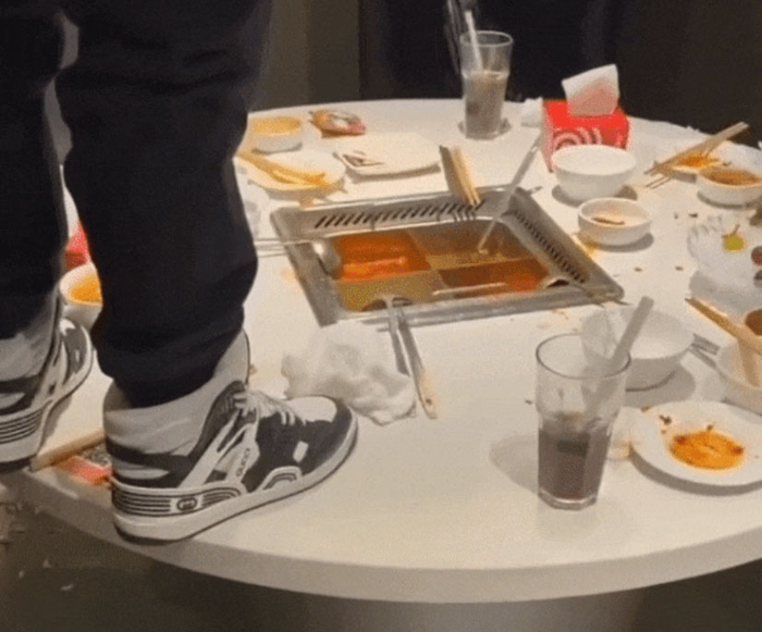 중국 상하이의 한 훠궈 식당에서 냄비에 소변을 본 10대 소년이 법원 판결에 따라 거액의 배상금과 공개 사과를 하게 됐다. 사진=웨이보 캡처