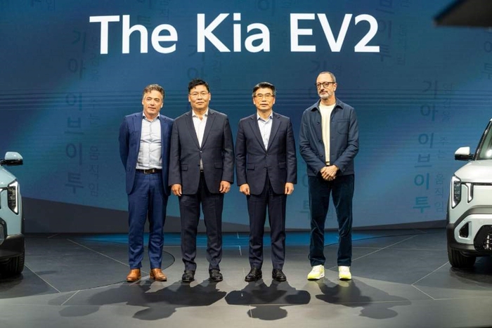 (왼쪽부터) 수드니핑 기아 유럽 COO, 장수항 기아 유럽권역본부장 전무, 송호성 기아 사장, 카림 하비브 기아글로벌디자인담당 부사장.