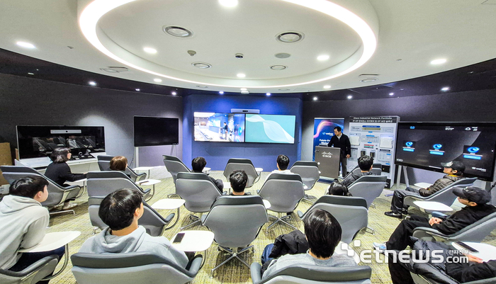 영진전문대 컴퓨터정보계열 학생들이 서울 시스코코리아를 견학하고 있다.