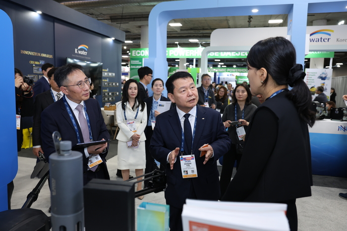 윤석대 한국수자원공사 사장이 6일(현지시간) 마국 라스베이거스에서 열린 CES 2026 K-water관에 전시된 수질 모니터링 드론을 살펴보고 있다.사진 출처 : 한국수자원공사