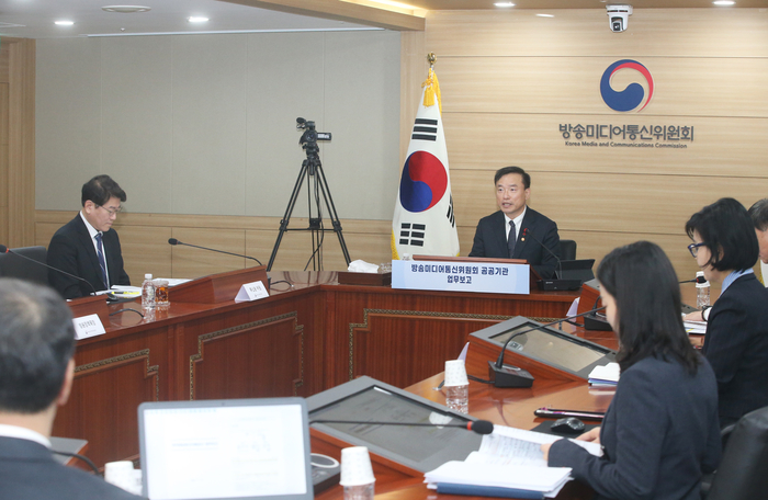 방송미디어통신위원회가 12일 정부과천청사에서 한국방송광고진흥공사, 시청자미디어재단을 대상으로 공공기관 업무보고를 진행하고 있다.