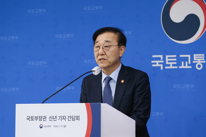 김윤덕 국토교통부 장관이 12일 세종정부청사에서 열린 기자간담회에서 모두 발언을 하고 있다. (사진=국토교통부)