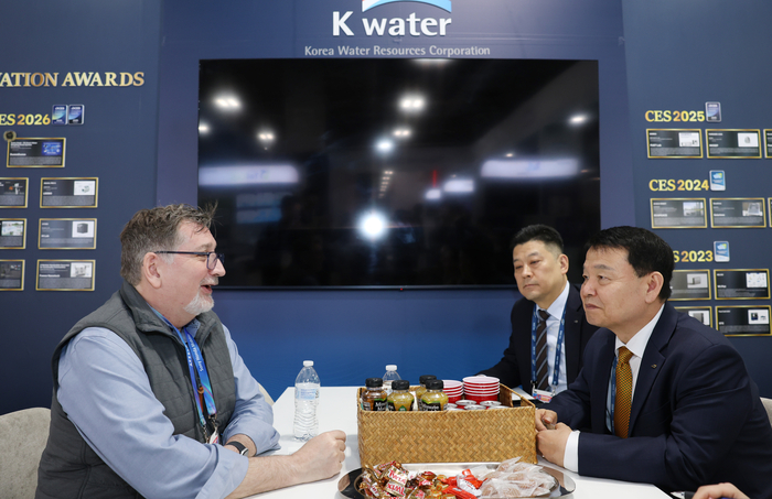 윤석대 한국수자원공사 사장(맨 오른쪽)이 6일(현지시간) 미국 라스베이거스에서 열린 CES 2026에서 브라이언 스텁스 미국 클리블랜드 워터 얼라이언스(CWA) 회장과 면담하고 있다. 사진 출처 : 수공