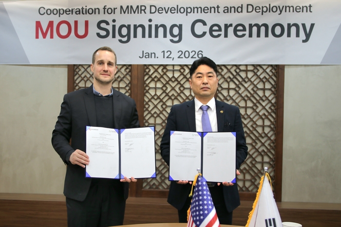 나노 뉴클리어 에너지 제임스 워커 CEO(왼쪽)와 DS단석 김종완 대표가 MMR 기술 개발 및 상용화를 위한 MOU 체결 후 기념사진을 촬영하고 있다. DS단석