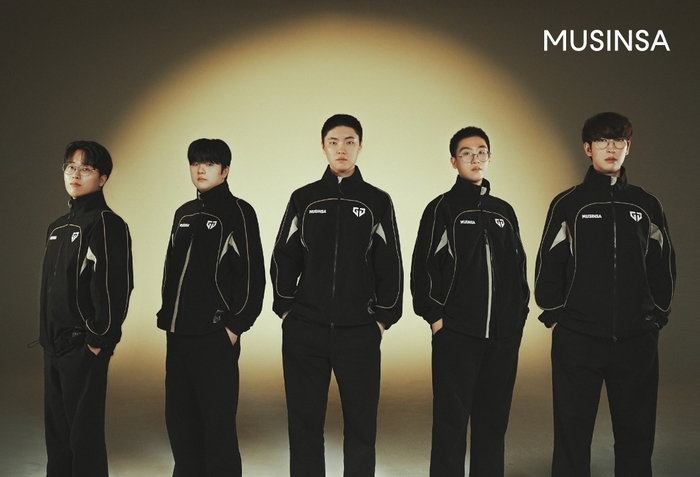 무신사와 공식 파트너십을 체결한 '젠지 이스포츠' 구단 소속 선수들 단체사진