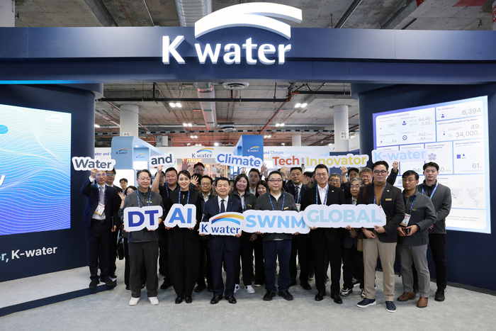 윤석대 한국수자원공사 사장과 동반 참가기업 주요 관계자들이 6일(현지시간), CES 2026에서 진행된 K-water관 개관식에서 AI 등 물 관련 주요 키워드를 들고 기념사진을 촬영하고 있다. 사진 출처 : 수공