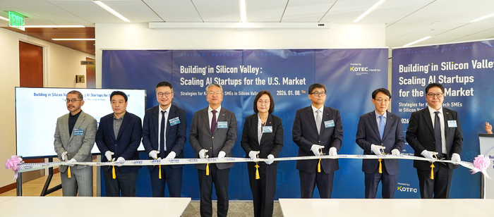 (왼쪽 네번째부터) 김종호 기보 이사장, 바니 이(Bonnie Lee) 한미은행장, 도건우 신한은행 미주지역본부장을 포함한 참석자들이 실리콘밸리지점 개소식에서 컷팅식을 하고 있다.