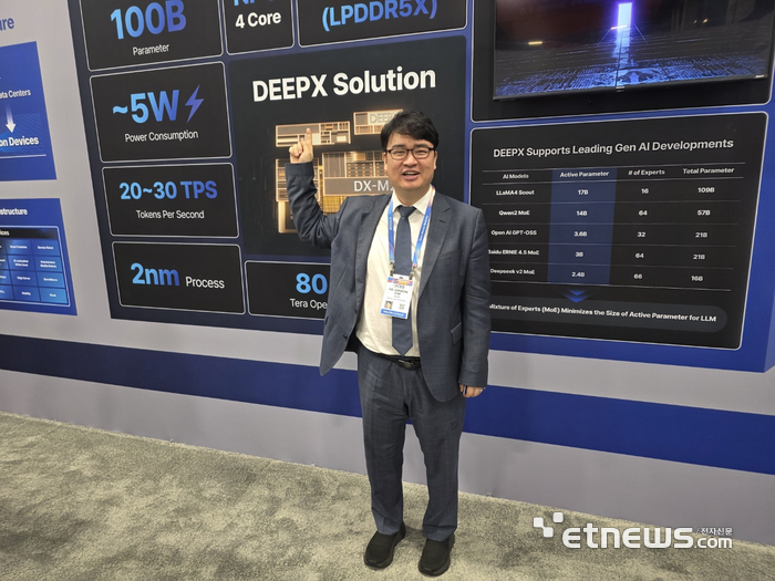 김녹원 딥엑스 대표가 7일(현지시간) CES 2026이 열린 미국 라스베이거스 컨벤션센터 노스홀에서 전자신문과 만나 사진을 찍고 있다. (사진= 김영호 기자)