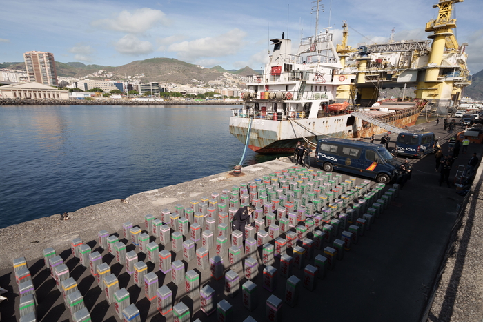 스페인 경찰이 지난 12일 화물선에서 압수한 사상 최대 규모의 해상 코카인 적발 사건으로 압수한 코카인 꾸러미. 사진=EPA 연합뉴스