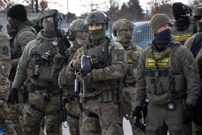 11일(현지시간) 미국 미네소타주 미니애폴리스에서 연방 요원들이 시위대에 대치하고 있다. 사진=AFP 연합뉴스