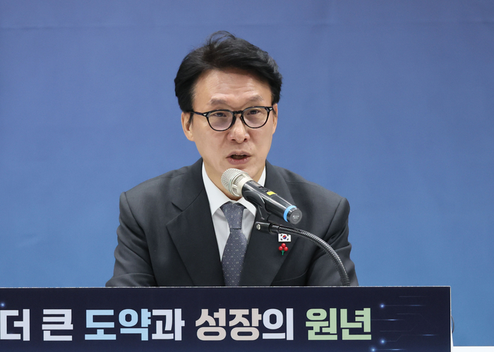 김민석 국무총리가 12일 서울 은평구 한국행정연구원에서 열린 인사혁신처·법제처·식품의약품안전처·국가데이터처·지식재산처·원자력안전위원회 업무보고에서 발언하고 있다. 연합뉴스