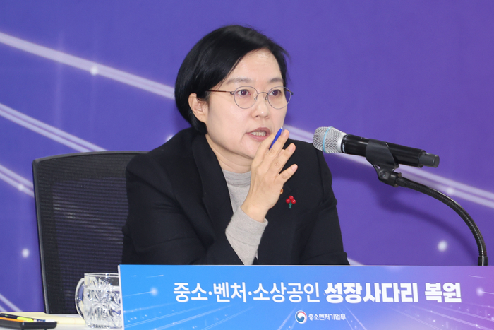 한성숙 중소벤처기업부 장관이 12일 세종컨벤션센터에서 열린 산하기관 업무보고에서 발언하고 있다.