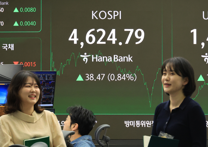코스피 역대 최고치 경신     (서울=연합뉴스) 최재구 기자 = 12일 서울 중구 하나은행 본점 딜링룸에서 직원이 환하게 웃고 있다. 이날 코스피는 전장보다 38.47포인트(0.84%) 오른 4,624.79로 장을 마쳤다. 2026.1.12     jjaeck9@yna.co.kr (끝)