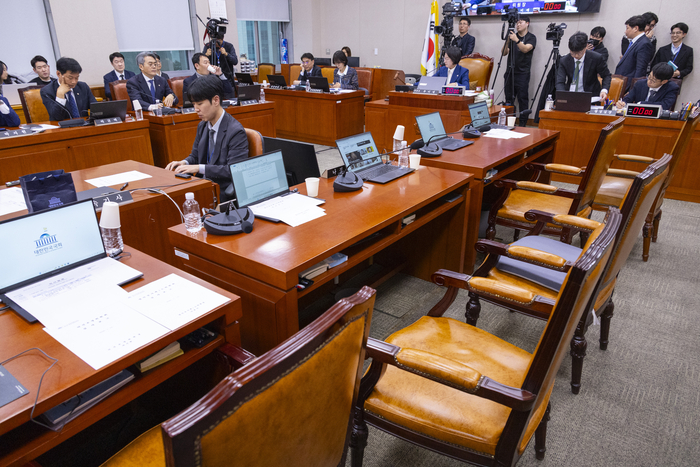 12일 국회에서 열린 법제사법위원회 전체 회의에서 2차 종합특검 법안이 여당 주도로 처리되고 있다.     이날 회의에서 국민의힘 법사위원들은 2차 종합특검 법안에 반대하며 표결직전 회의장에서 퇴장했다. 연합뉴스