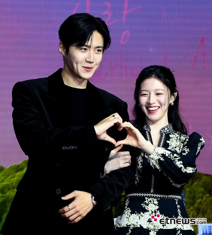 [ET포토] 김선호-고윤정, '달달하다 못해 녹아내리는 하트'