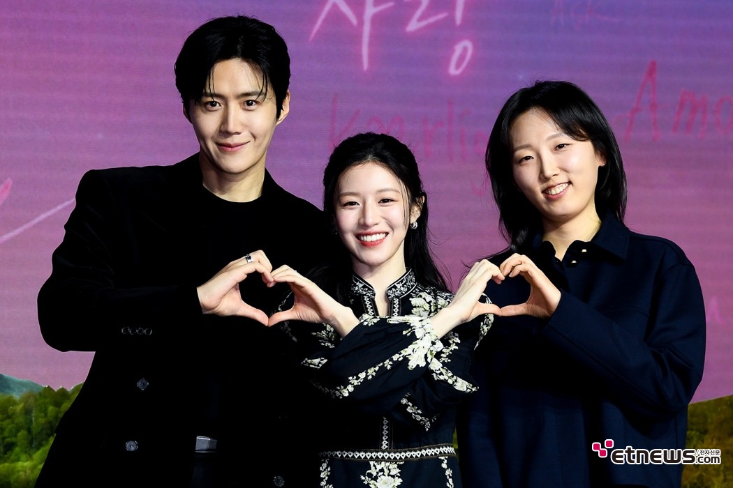 [ET포토] 김선호-고윤정-유영은, '주연과 연출가가 함께 만든 하트'