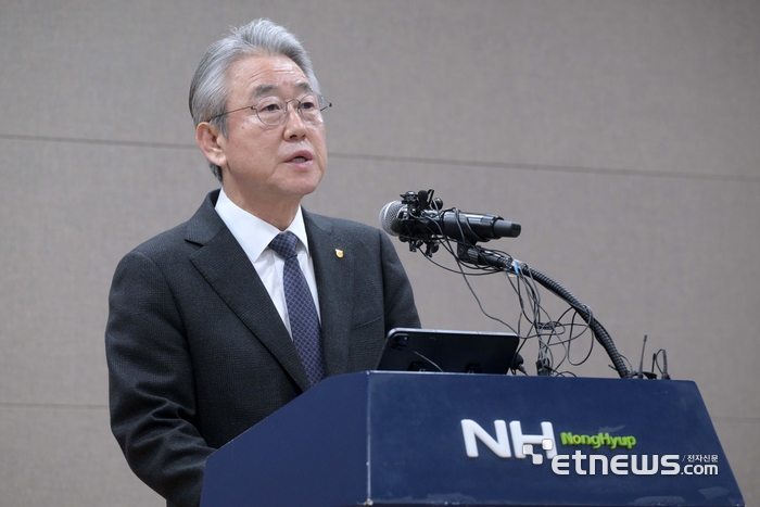 강호동 농협중앙회장이13일 서울 중구 농협중앙회에서 농림축산식품부가 지난 8일 발표한 농협중앙회에 대한 특별감사 중간 결과와 관련해 대국민 사과문을 낭독하고 있다.
김민수기자 mskim@etnews.com