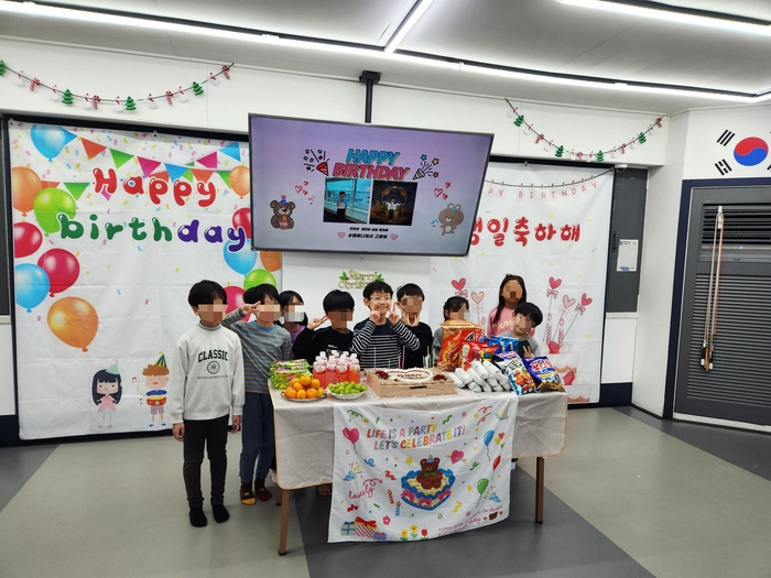 10일 서울 모 줄넘기 학원에서 열린 생일 파티에서 생일을 맞은 김 군과 친구들이 기념촬영을 하고 있다.