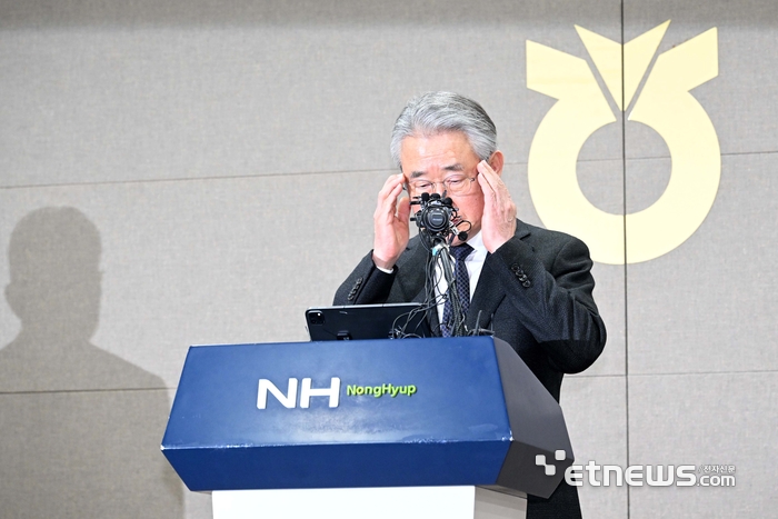 [포토] 안경 고쳐쓰는 강호동 농협중앙회장