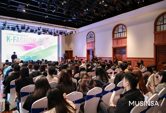 무신사는 중국 상하이 쉬후이구 정부와 손을 잡고 한국 패션 브랜드 초청 행사를 진행했다.