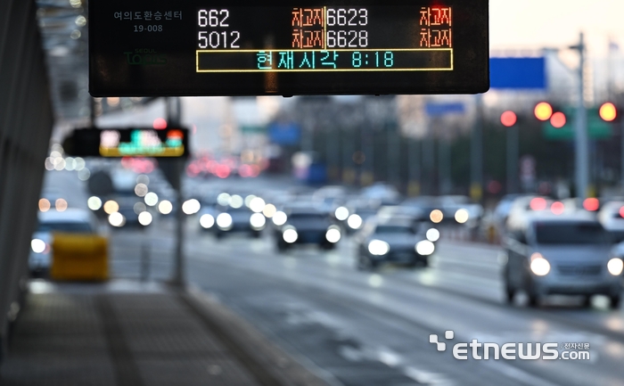 지난 1월 서울시 시내버스 파업 당시 모든 시내버스가 차고지에 있음을 알리는 여의도환승센터 실시간 버스 도착정보. 전자신문DB