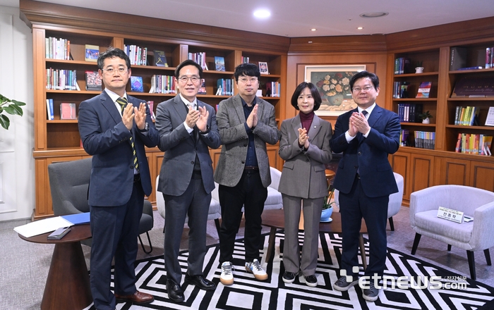 지식재산처 출범 대담회가 13일 서울 여의도 국회의원회관에서 열렸다. 참석자들이 기념촬영 하고 있다. 왼쪽부터 김원석 전자신문 부국장, 유병한 지식재산단체총연합회 수석부회장, 차지호 더불어민주당 의원, 최수진 국민의힘 의원, 전종학 지식재산단체총연합회 대외협력부회장.  박지호기자 jihopress@etnews.com