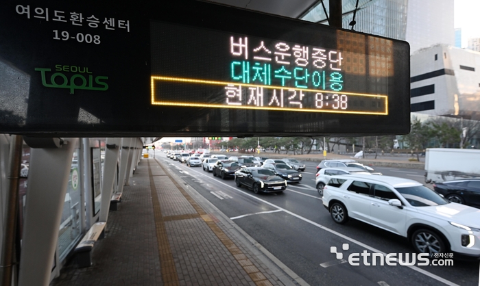 서울 시내버스 노동조합이 무기한 전면 파업에 돌입한 13일 서울 여의도환승센터가 텅 비어있다. 전자신문DB