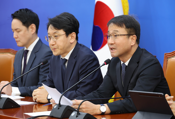 더불어민주당 한병도 원내대표가 13일 국회에서 열린 원내대책회의에서 발언하고 있다. 연합뉴스